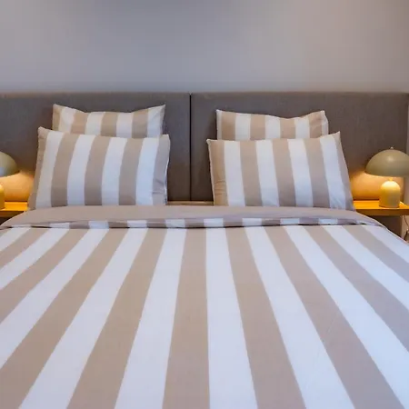 #401 Heart Of Vieil - Place Nationale-high-end Newly Renovated & Furnished Apartment *